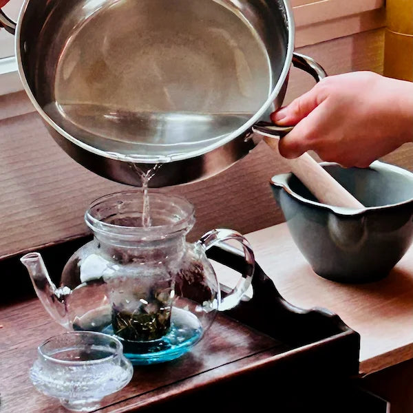 Préparation d'une infusion de plantes médicinales au quotidien.